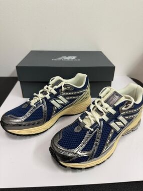 New Balance Blue Grey Classics Traditionnels Size 9 Unisex